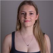 Chica estudiante de posgrado con un nivel alto de ingles (C1) y cartera universitaria cursada en inglés.