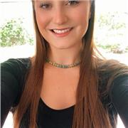 Prof en visio, et étudiante en même temps, qui est ici pour t’aider à améliorer ton niveau d’anglais!