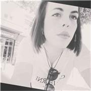 Profesora de matemáticas y lengua y literatura imparte clases a niños/as de todas las edades