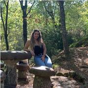 Profesora de apoyo escolar y estudiantes