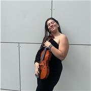 Estudiante de musicología parte clases de iniciación de música e inglés