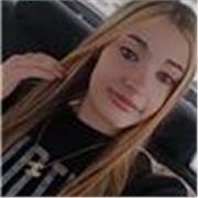 Niña joven que da clase con 17 años de legua 