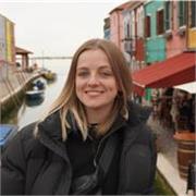 Profesora de Español imparte clases a personas de todas las edades