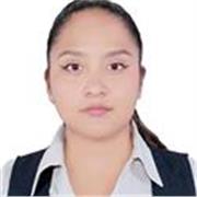 Profesor de manualidades imparte clases a personas de todas las edades