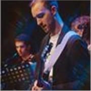 Laureato in Chitarra Pop/Rock offre lezioni di Chitarra in presenza e da remoto