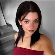 Studente universitaria che ha frequentato Liceo Linguistico impartisce lezioni di inglese a studenti di medie e istituti tecnici