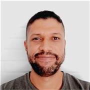 Soy Santiago, profesor de Español para extranjeros con un enfoque práctico, comunicativo y cercano.