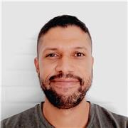 Soy Santiago, profesor de Español para extranjeros con un enfoque práctico, comunicativo y cercano.