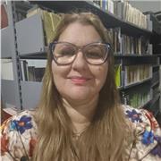 Dou aulas de reforço escolar para crianças com dificuldades