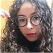 Studentessa universitaria impartisce lezioni di biologia e chimica
