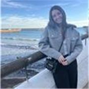 Una chica muy resolutiva, con ganas de trabajar, comprometida, responsable, puntual y que sabe trabajar en equipo.  