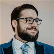 Soy un perfil técnico con experiencia como desarrollador de software y orientado mi camino hacia la enseñanza