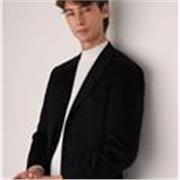 Diplômé de l’université McGill (top 20 QS World Ranking) programme d’honneur de philosophie, expérience dans le droit en anglais. 