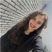 Maestra de infantil y primaria con mención en audición y lenguaje y C1 de inglés.