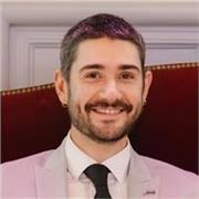 Bonjour, ancien chercheur à l'Institut Pasteur, je suis titulaire d'un doctorat de biologie et parle couramment anglais. 