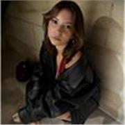 Étudiante avec méthodes de travail élaborées et efficientes pour aider vos enfants dans toutes les matières