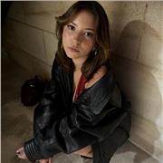 Étudiante avec méthodes de travail élaborées et efficientes pour aider vos enfants dans toutes les matières