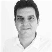 Profesor de música imparte clases de piano a niños de entre 7 y 16 años de edad