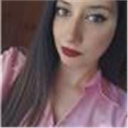 Profesora graduada en la carrera de Fotografía, especializada en fotografía callejera y retratos culturales.