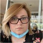 Ragazza universitaria impartisce ripetizioni per ragazzi/e delle medie e del liceo