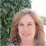 Profesora titulada en comunicación con 30 años de experiencia.