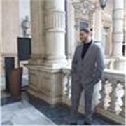 Laureato in Filosofia triennale impartisce lezioni di filosofia antica, medievale, moderna, contemporanea