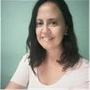 Profesora de español imparte clases de español a personas de todas las edades