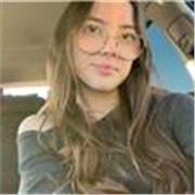 Estudiante universitaria que ofrece clases de refuerzo escolares para aquellos que lo necesitan.