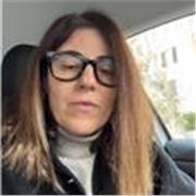 Docente di ruolo al liceo, abilitata in matematica e informatica, impartisce lezioni di matematica a studenti di medie e superiori