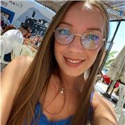 Maestra que imparte clases particulares a niños/as de Educación Primaria