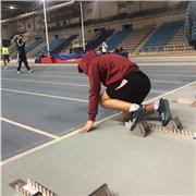 Monitor personal en sala de gimnasio todo público