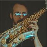 Músico y docente apasionado, paciente y exigente; ofrezco clases personalizadas de guitarra y saxofón a principiantes, intermedios