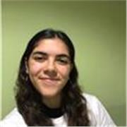 Estudiante de ingeniería biomédica da clases de matemática para alummnos de nivel secundario