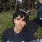 Profesor empático, enseñanza con respeto y amor, estudiante en interpretación de instrumentos musicales