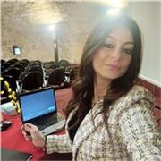 Docente di filosofia impartisce lezioni a grandi e piccini