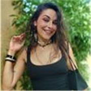 Buena cuidadora y educadora para niños de primaria.