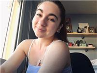 Estudiante de biologia que imparte clases a estudiantes de distintas edades