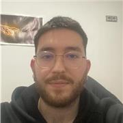 Profesor de inglés imparte clase de apoyo para todas las edades