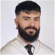 Profesor terminando formación en grado de Bellas Artes con 15 años de experiencia dentro de la pintura y el arte.