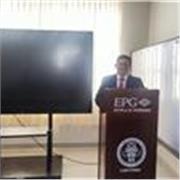 Profesor que dicta clases de matematicas basicas