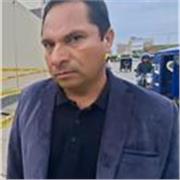 Profesor de matemáticas imparte clases a niños de todas las edades