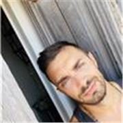 Docente impartisce lezioni in materie umanistiche e scientifiche