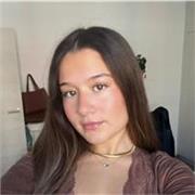 Profesora de inglés graduada en EE. UU. (High School), con experiencia previa impartiendo clases a menores de todas las edades.