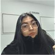 Profesora con bachillerato y grado superior que imparte clases de primaria 
