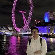 Joven apasionado del futbol y de los niños