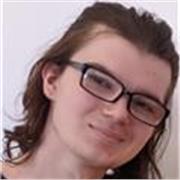 Jeune professeur aide au devoir des enfants à l'école primaire