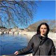 Profesora adolescente de inglés para niños pequeños. Se puede incluir trabajo de niñera