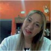 Profesora de nivel primario imparte clase a niños en edad escolar