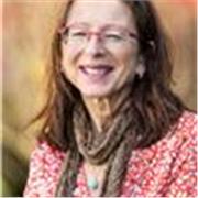 Professeure de yoga diplômée et naturopathe certifiée CENA.