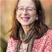 Professeure de yoga diplômée et naturopathe certifiée CENA.